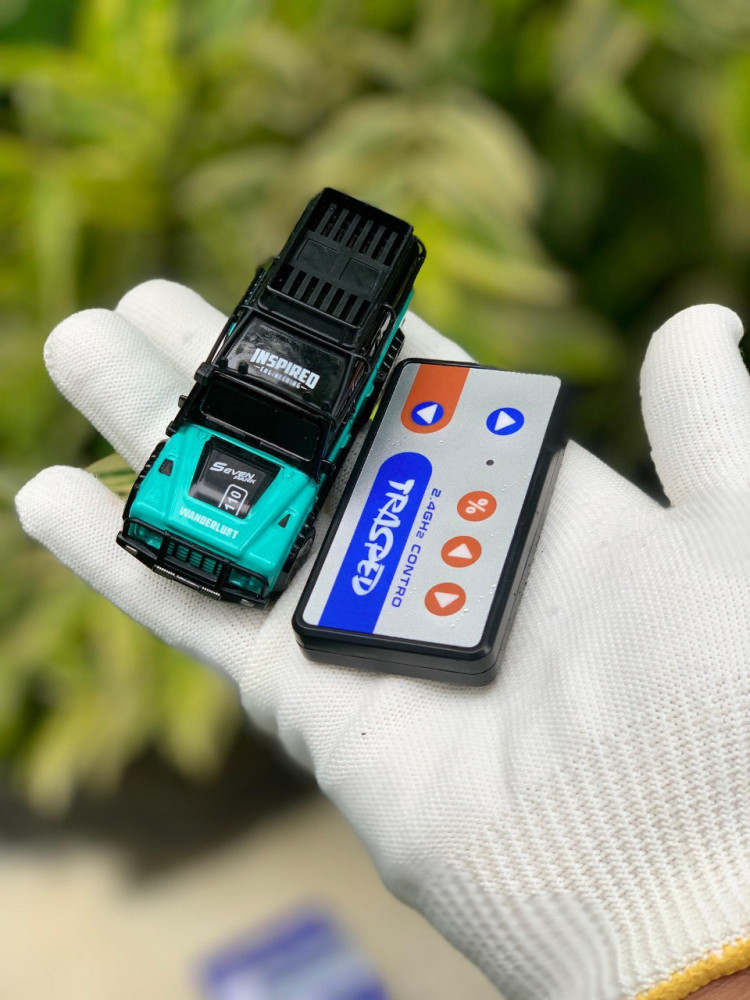 1:64 Defender RC Metal Miniature- Remote Control Fun