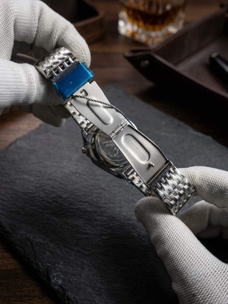 V9 Collection | Luxury Cobra-Shield Stainless Steel Watch
