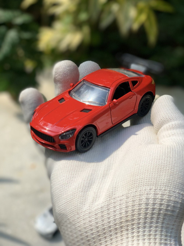 Bring home the thrill of the Mercedes-Benz AMG GTs in miniature 1:43 Scale