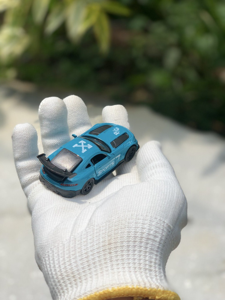 1:64 Benz AMG GT - Pocket-Sized Speed