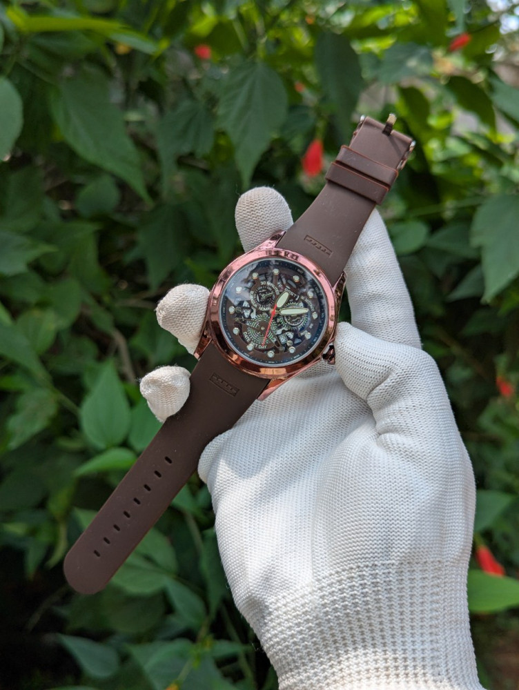 Embrace natural elegance with the Forest Metal Case Analog Watch