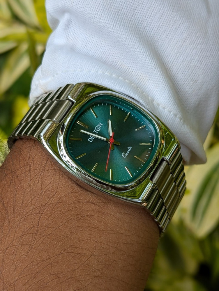 ✨ Elevate your wrist game with the Delton Premium Analog Chain Watch! ✨