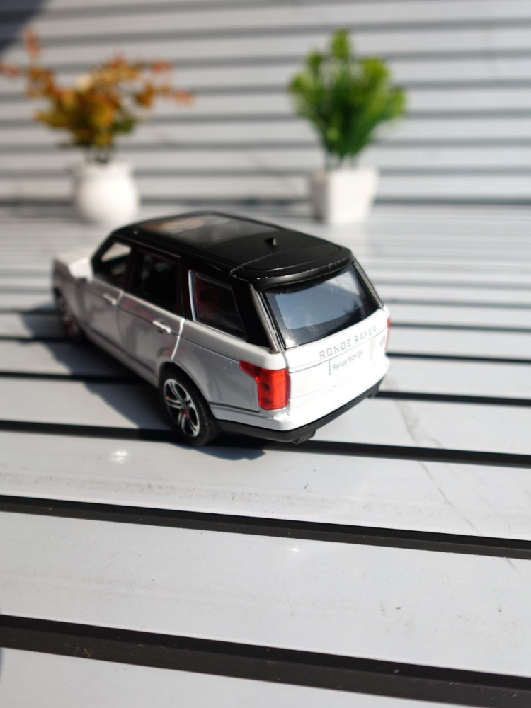 The King of SUVs: Range Rover L405 Premium Metal Miniature