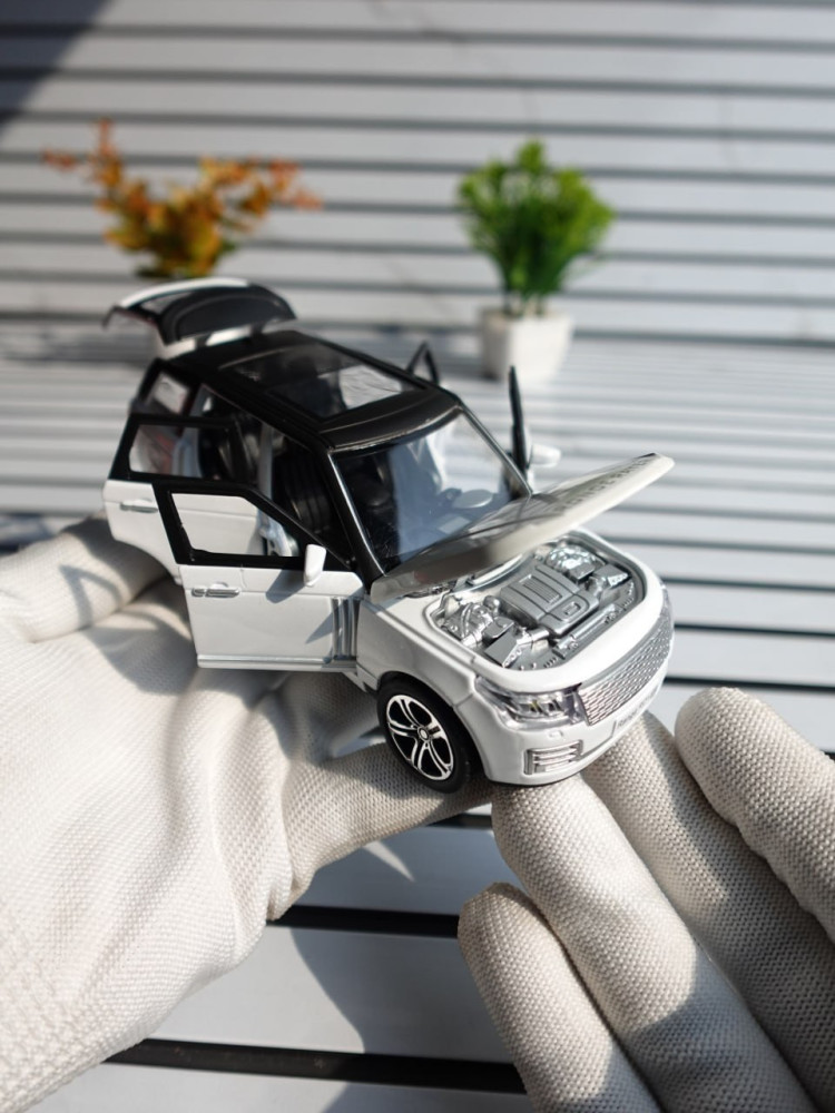 The King of SUVs: Range Rover L405 Premium Metal Miniature