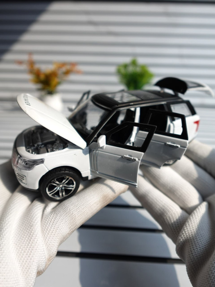 The King of SUVs: Range Rover L405 Premium Metal Miniature