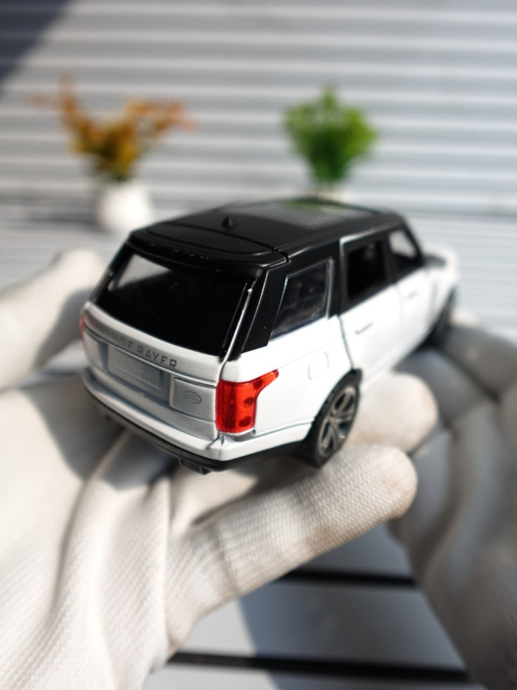 The King of SUVs: Range Rover L405 Premium Metal Miniature