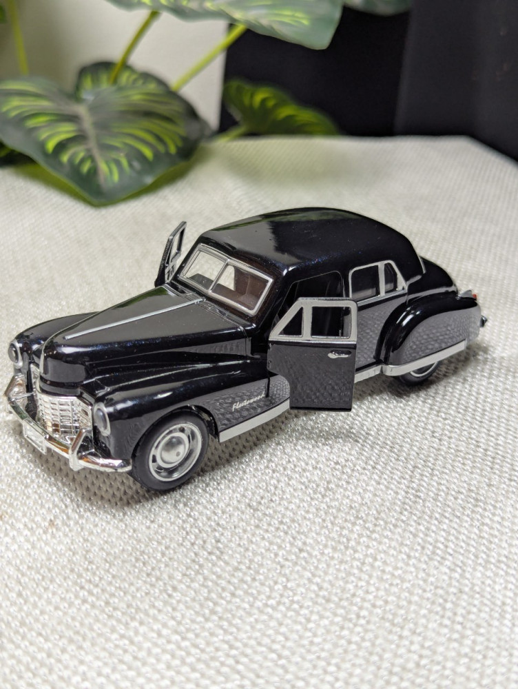 Step into classic elegance with this 1:32 scale Cadillac Fleetwood metal miniature