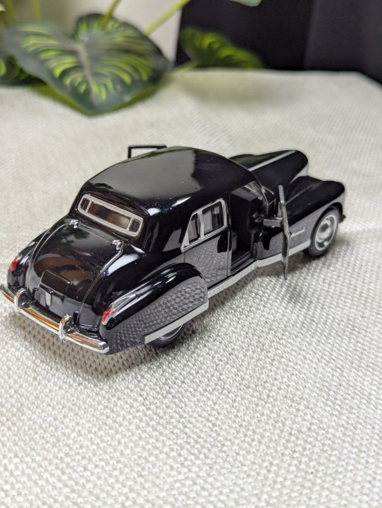 Step into classic elegance with this 1:32 scale Cadillac Fleetwood metal miniature