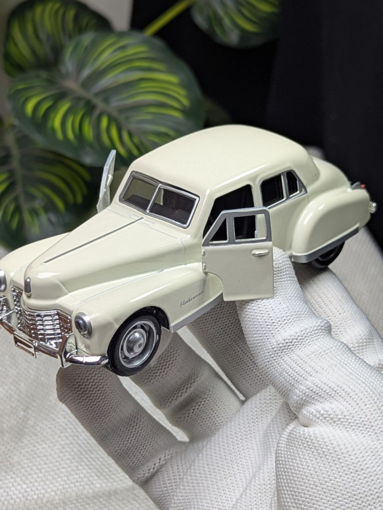 Step into classic elegance with this 1:32 scale Cadillac Fleetwood metal miniature