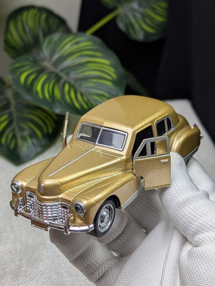 Step into classic elegance with this 1:32 scale Cadillac Fleetwood metal miniature