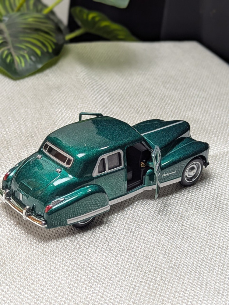 Step into classic elegance with this 1:32 scale Cadillac Fleetwood metal miniature