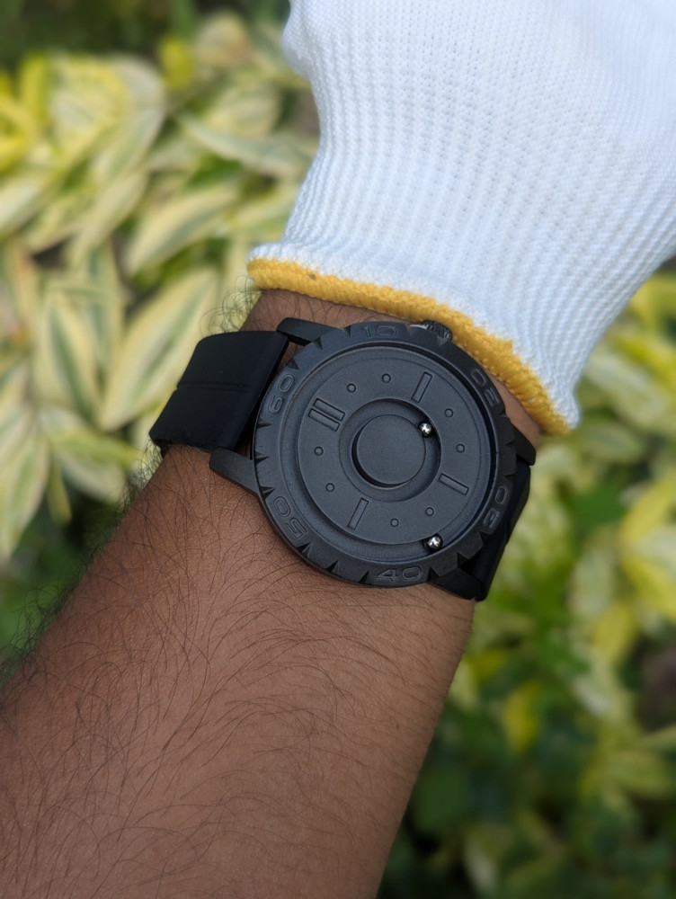 Elevate your style with this premium magnetic watch! (BLACK)