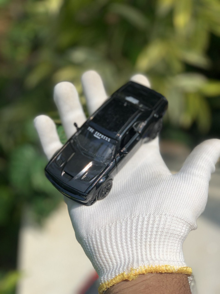 Bring home the power of American muscle with this 1:36 Scale Dodge Challenger miniature