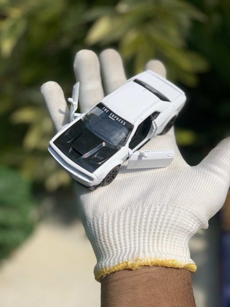 Bring home the power of American muscle with this 1:36 Scale Dodge Challenger miniature