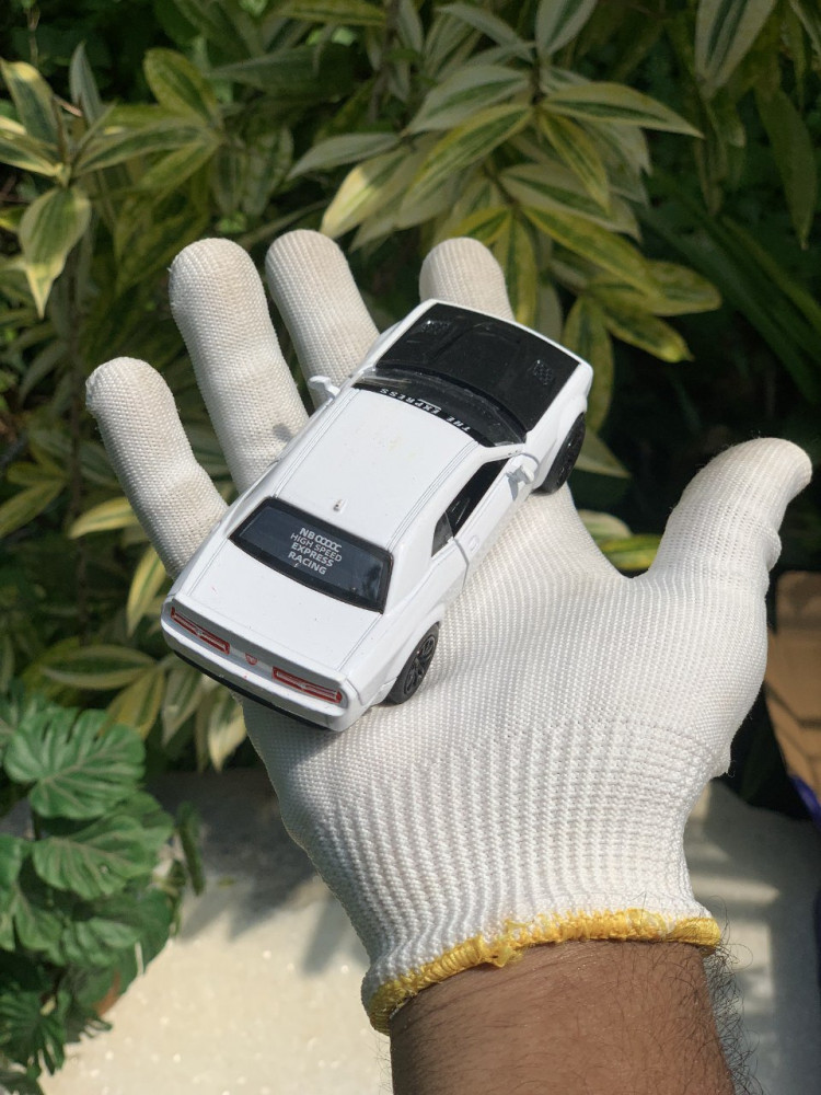 Bring home the power of American muscle with this 1:36 Scale Dodge Challenger miniature