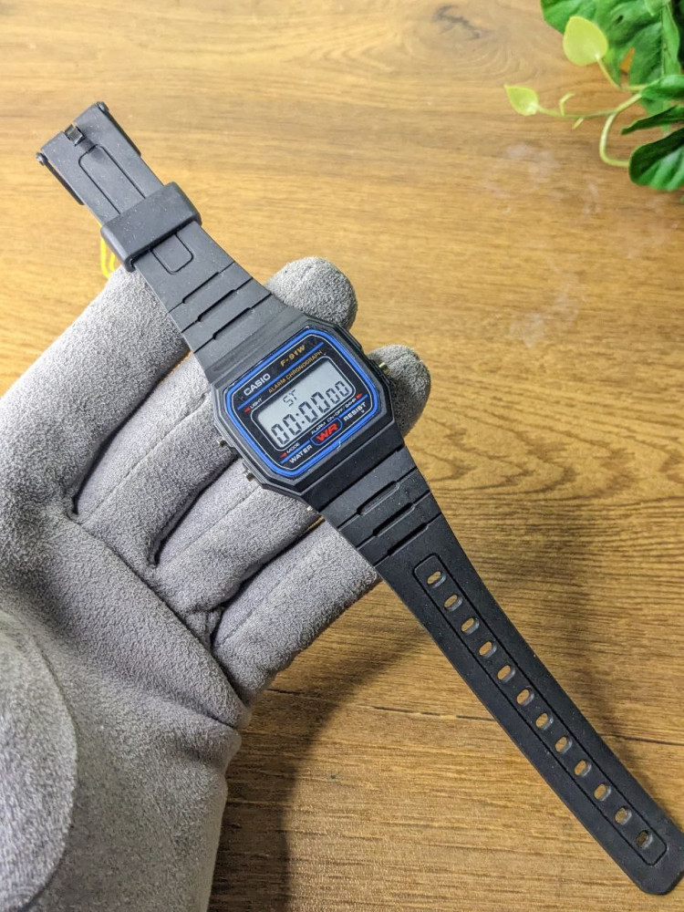 VINTAGE DIGITAL WATCH  (WQ03)