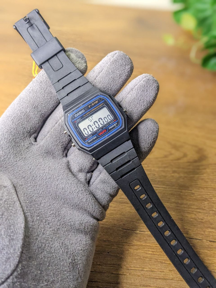 VINTAGE DIGITAL WATCH  (WQ03)