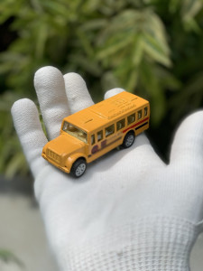 1:64 School Bus Miniature - Classic Yellow Collectible