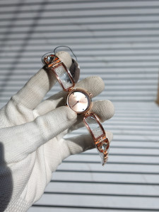 Elegant Rose Gold Magnetic Bracelet Watch for Her – A Statement of Sophistication