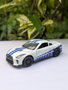 Bring home the legendary Nissan GT-R R35 with this 1:43 scale miniature
