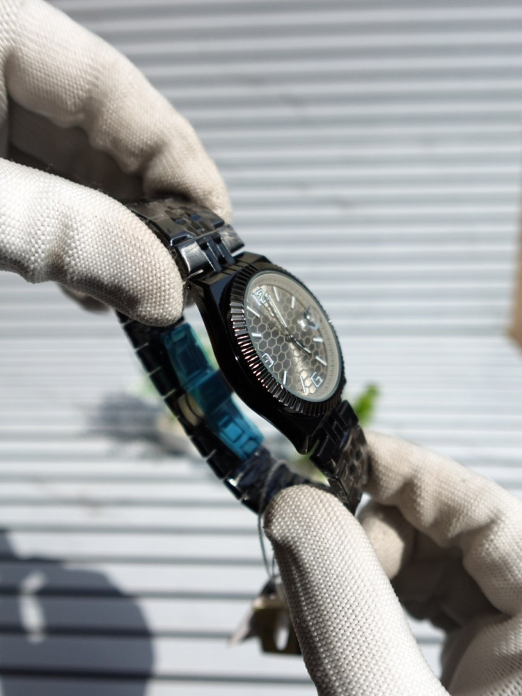 Luxury Dual-Tone Bold Black Watch for Men – Define Your Power Style