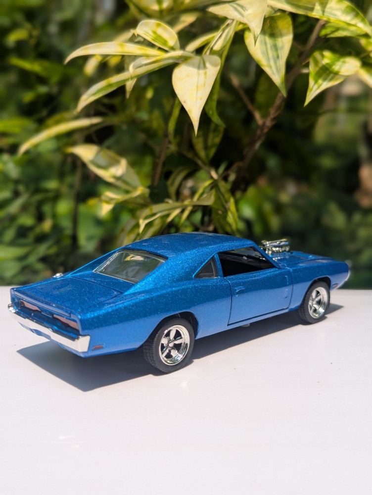 1:32 Dodge Charger - Light Up the Road