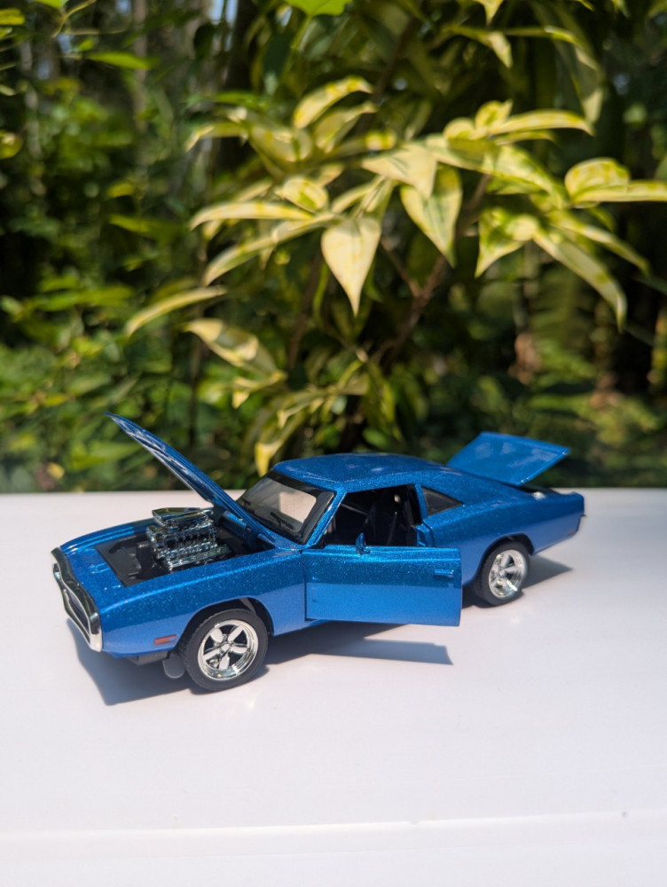 1:32 Dodge Charger - Light Up the Road