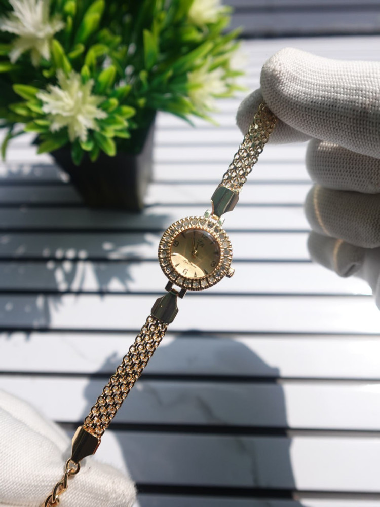 The Ultimate Surprise: Elegant Bracelet Watch & Premium Necklace Combo