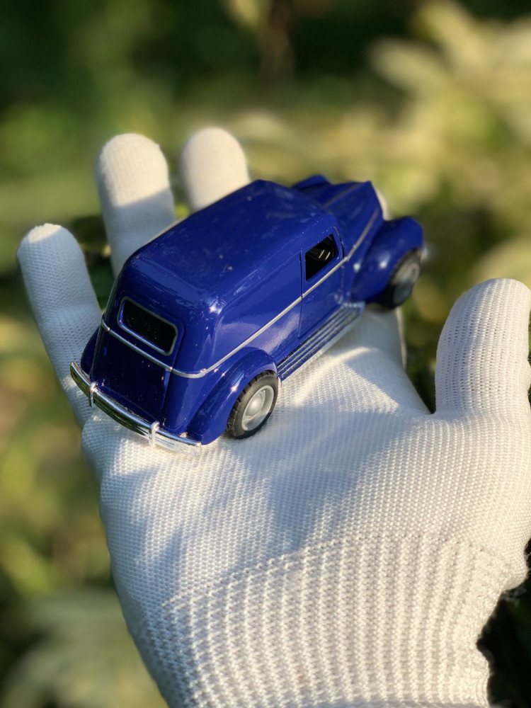 Step back in time with this 1:43 scale Ford sedan delivery Vintage metal car