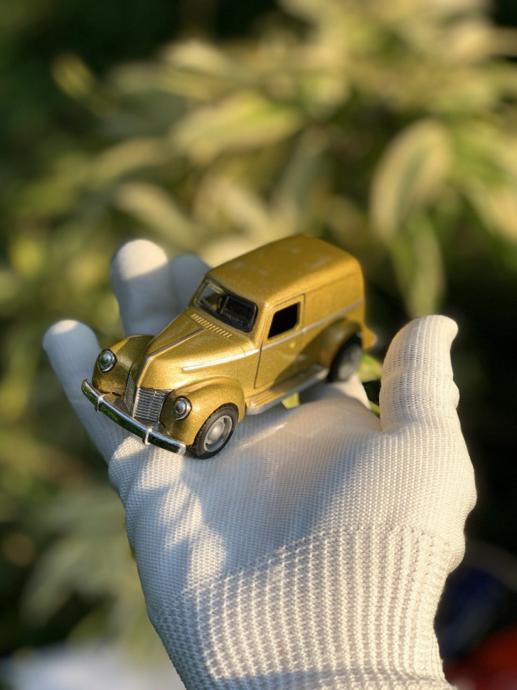 Step back in time with this 1:43 scale Ford sedan delivery Vintage metal car