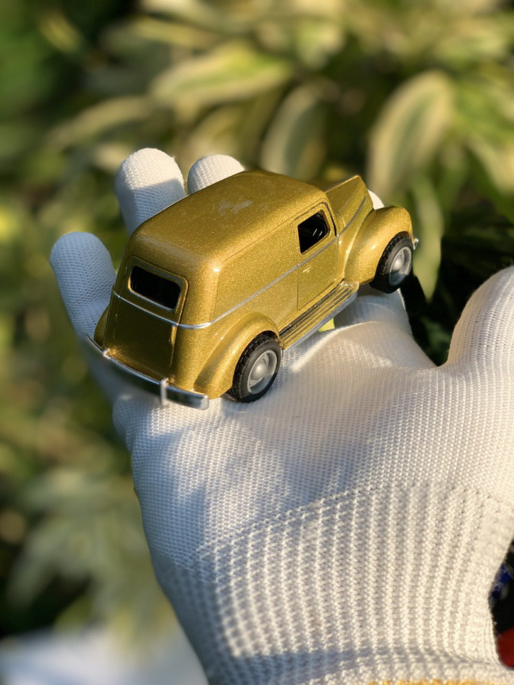 Step back in time with this 1:43 scale Ford sedan delivery Vintage metal car