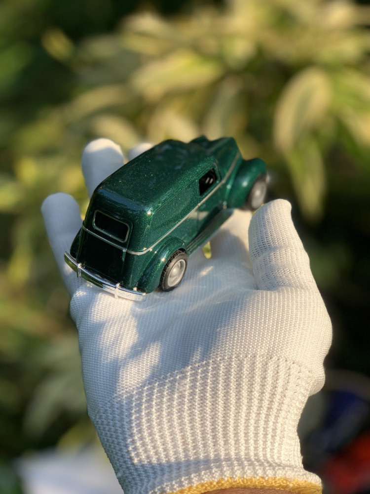 Step back in time with this 1:43 scale Ford sedan delivery Vintage metal car