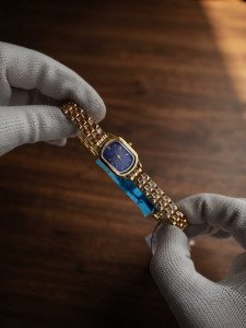 Luxury VintageStyle Gold Bracelet Watch with Deep Blue Oval Dial