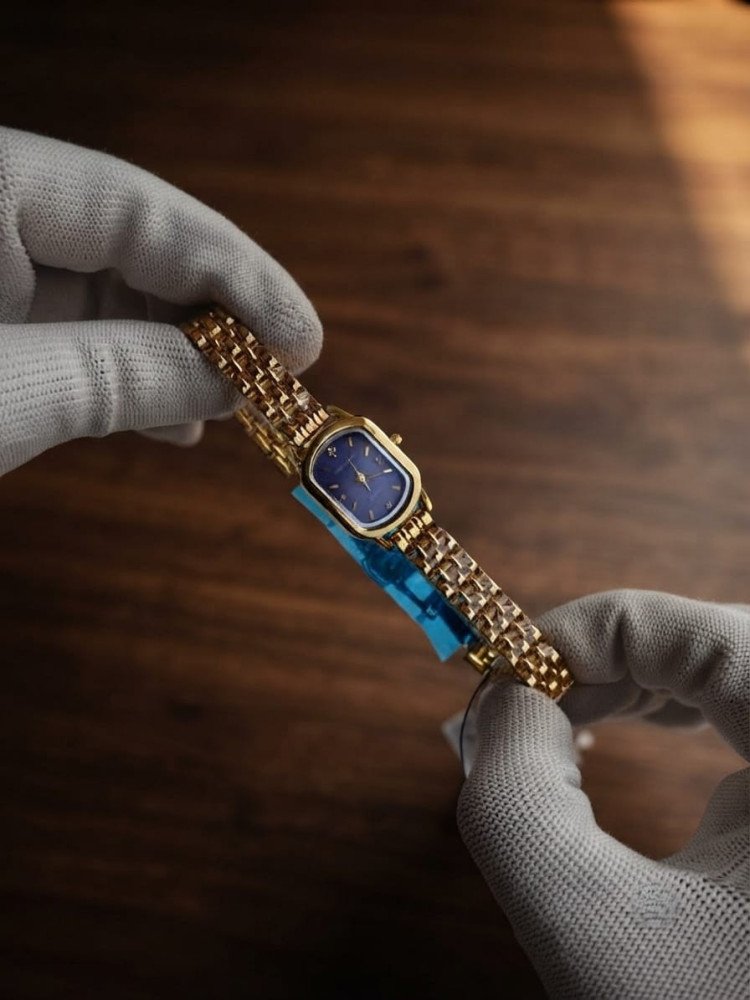 Luxury VintageStyle Gold Bracelet Watch with Deep Blue Oval Dial